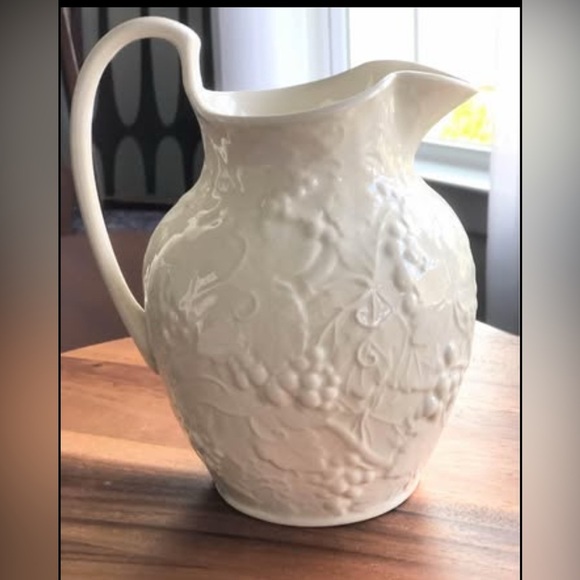 Wedgwood Pitcher of Etruia Barlaston Grape Cluster & Vine Pattern 1940’s 8.5Hx7w - Picture 1 of 10